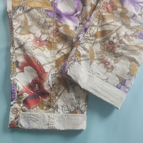 CHICO'S Comfort Stretch Cargo Crops - Picture 8 of 12